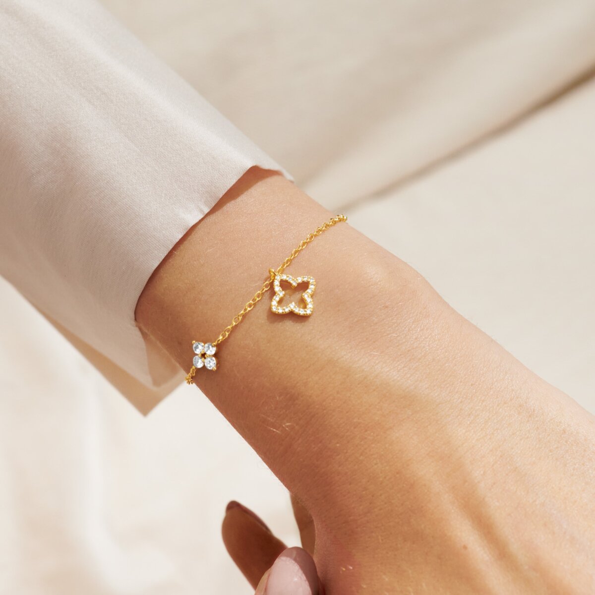 JJ Style Stories Pave Clover Bracelet Gold Plated